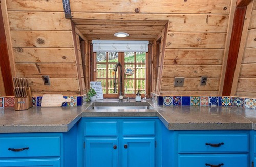 Coarsegold Cabin | Halfling House w/hot tub/firepit/more!