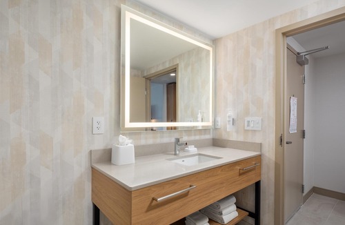 Midway District Hotel | Hampton Inn & Suites by Hilton San Diego SeaWorld Near Old Town