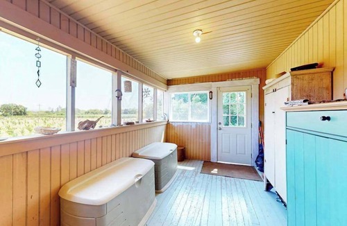 Healdsburg House | Healdsburg 2BR Victorian vineyard cottage with mountain views