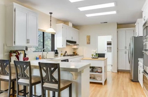 Healdsburg House | Healdsburg Escape Free Wine Tasting Close to Plaza