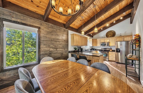 South Lake Tahoe House | Heavenly Horizon Chalet dog friendly