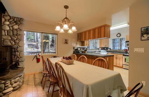 North Wawona House | Hibernation Hideaway- Inside Yosemite- Dog Friendly!
