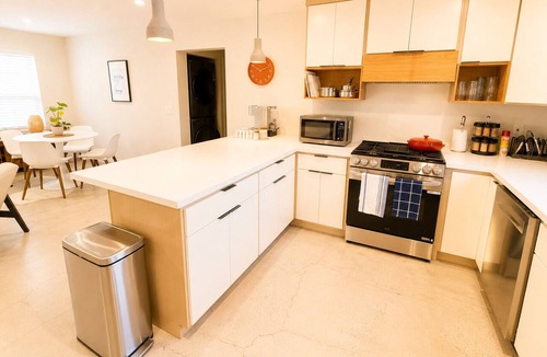 Los Angeles House | High-end Guest House in LA Near SoFi Stadium & USC