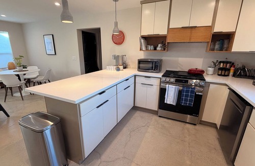 Los Angeles House | High-end Guest House in LA Near SoFi Stadium & USC