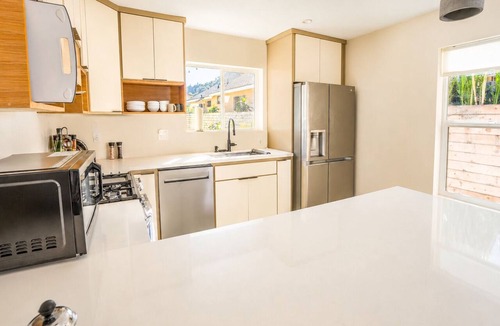 Los Angeles House | High-end Guest House in LA Near SoFi Stadium & USC