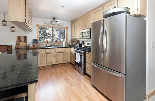 Truckee Cabin | Hillside Hideaway - Close to downtown Truckee