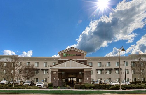 Lincoln Hotel | Holiday Inn Express Hotel & Suites Lincoln-Roseville Area by IHG