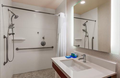 Oroville Hotel | Holiday Inn Express & Suites Oroville Lake by IHG