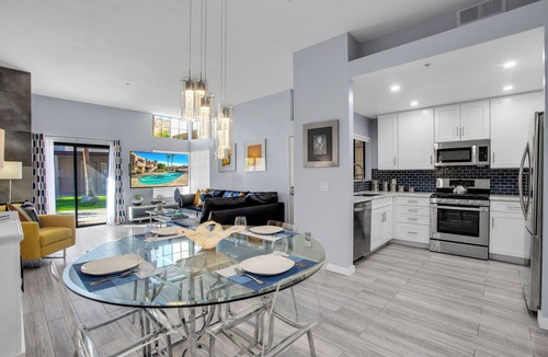 Canyon Sands Condo | Hollywood Glam Hideaway