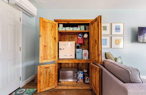 NoHo Arts District Cottage | Hollywood Hideaway: Cozy Guesthouse Near Universal Studios