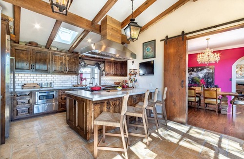 Hollywood Dell House | Hollywood Hills Retreat | Views, Chef's Kitchen, Walk to Hollywood Bowl + Parking
