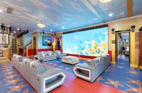 Windwood Bay House | Hollywood Themed Mega Mansion/Sleeps 62!/Your own Lazy River/Firepit/
