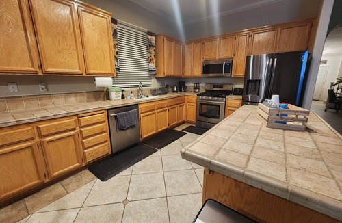Elk Grove House | Home Away From Home! Family Friendly near popular attractions in Elk Grove!