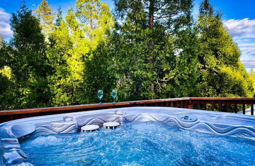 North Fork Apartment | Honeybee Hive HOT TUB BBQ 8 minutes to Bass Lake Sleeps up to 6