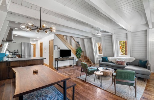 Sunnyside Cabin | Hot tub, 2 living rooms, prime Sunnyside location