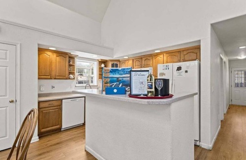Tahoe Paradise House | Hot Tub | BBQ | Deck | Pet Friendly