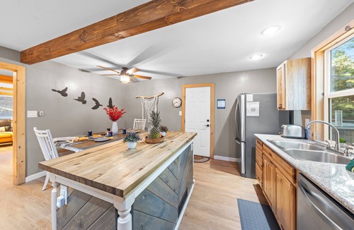 Tahoma Cabin | Hot Tub + Deck Dining Mins to State Park Trails + Homewood Ski | Sweet Pine