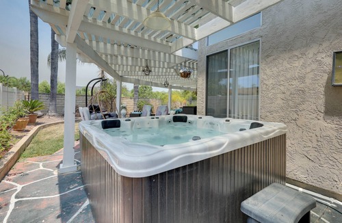 North Valley House | Hot Tub! Extended Escape 9 Mi to Oceanside Beach