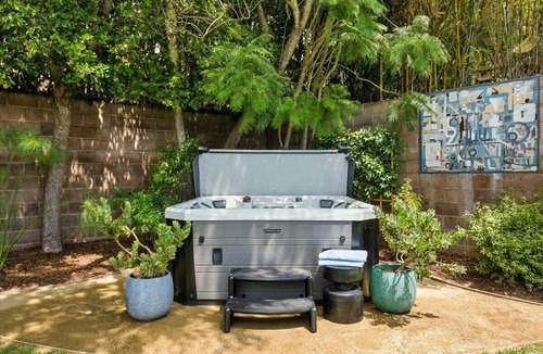 The Mesa House | Hot tub, gym, walk to restaurants, central AC