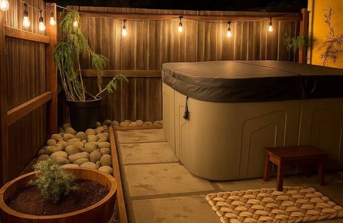 Soda Bay Cottage | Hot tub lake wine Cottage State Park 4 mins away