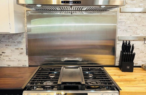 Lower Kingsbury House | Hot Tub | Sauna | BBQ | Backyard | Pet-Friendly
