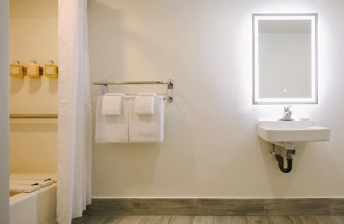 Newport Shores Hotel | Hotel Solarena Newport Beach, a Dazzler Select by Wyndham