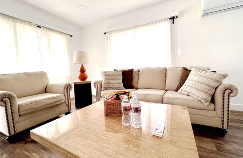 Downtown House | House, close to Disneyland, and beaches.1.5 miles to John Wayne airport.