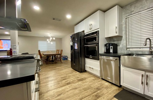 Raisin House | House with a pool next to River Park