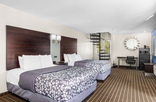 Westside Santa Cruz Hotel | Iconic Spiral Staircase 2BR Suite | 1 King + 2 Queens | Santa Cruz