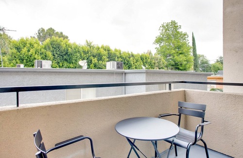 Sherman Oaks Apartment | Ideal Sherman Oaks 2BR w/W/D, near WF & TJ, by Blueground