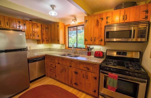 Idyllwild Cabin | Idyllbrook: Mission-style gem with a screened BrookHouse gazebo & EV charger.