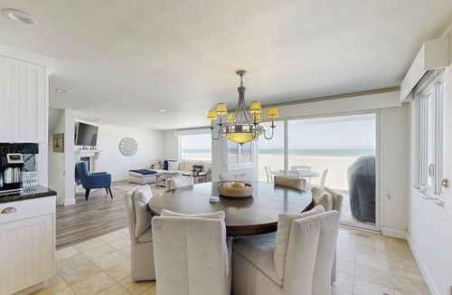 Hollywood Beach House | Incredible beachfront home with furnished patio, balcony & free WiFi