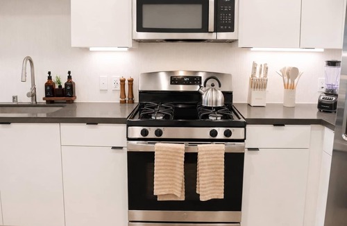 Lyon Street Apartment | Inspo Apartment 10 Min to Disneyland | Pool & Gym