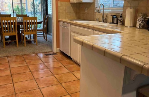 Reno House | Inviting and relaxing 2 bed 1 bath home in a lovely quiet neighborhood.