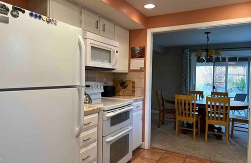 Reno House | Inviting and relaxing 2 bed 1 bath home in a lovely quiet neighborhood.