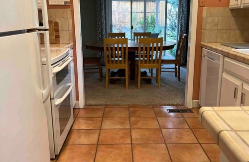 Reno House | Inviting and relaxing 2 bed 1 bath home in a lovely quiet neighborhood.