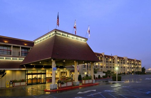 Downtown Hotel | Inviting Room Perfect for Families or Couples in Eureka, CA - with Outdoor Pool!