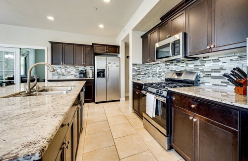 Visalia House | King Bed Keyless Entry Workspace Fast WiFi Chef's Kitchen Central Loc.