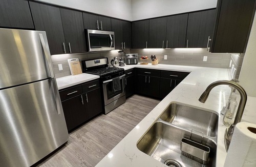 Menlo Park Condo | KING BED - Luxury FULLY FURNISHED Condo - 24/7 Gym Pool Jacuzzi in Menlo Park
