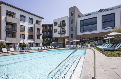 Menlo Park Condo | KING BED - Luxury FULLY FURNISHED Condo - 24/7 Gym Pool Jacuzzi in Menlo Park