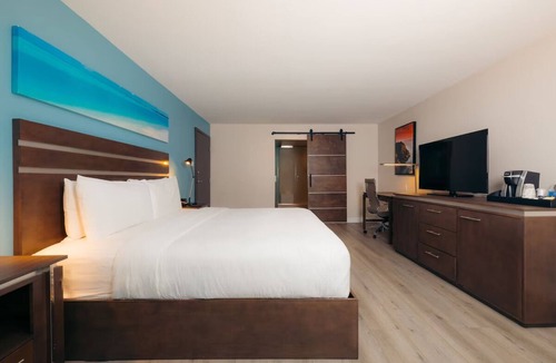 Harbor Hotel | King Deluxe w/Pullout Couch, The Cove Hotel, Heated Pool, Near The Queen Mary