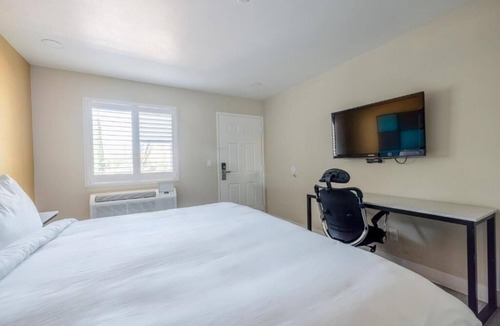 Victorville Hotel | King Room Featuring TV and Contemporary Amenities for Travelers