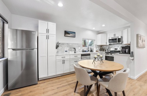 Kings Beach House | King's Cottage 2BR: Jacuzzi, Walk to Beach, Gourmet Coffee, close to Northstar
