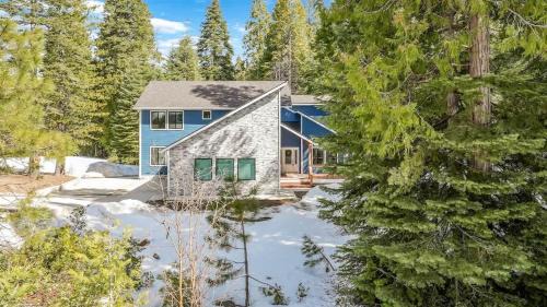 Shaver Lake House | La Cabana Azul in Wildflower Community Luxurious Game Room EV Charger