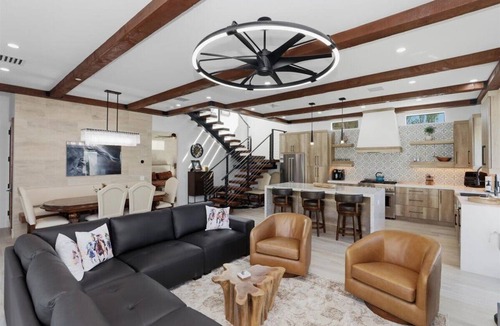 La Quinta Cove House | La Quinta Splash Inn, This Luxury Home is steps from Old Town La Quinta.