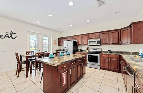 Lake Berkley House | Lake Berkley Resort Home Sleeps 14 Private Pool Near Disney World Florida
