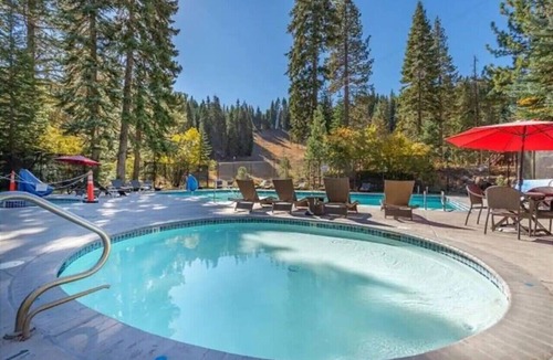 Tahoe Woods Apartment | Lake Escape Room: Min to Lake/Pool/HotTub/Sauna