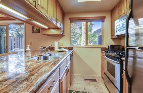Lake Forest House | Lake Forest Glen Gem: Updated 3BR End-Unit near Tahoe City