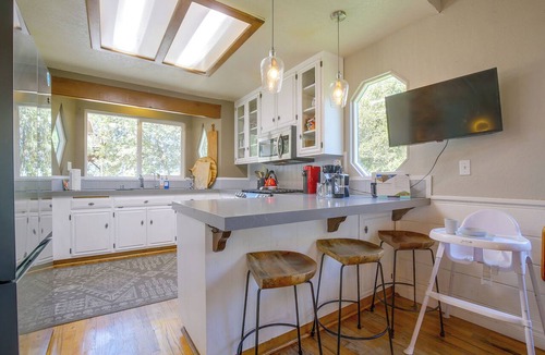 Crestline Cottage | Lake, Trails & Slopes! Family Cottage in Crestline