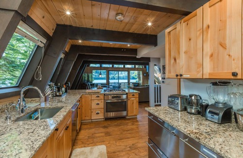 Truckee Cabin | Lakefront Cabin with private pier on Donner Lake